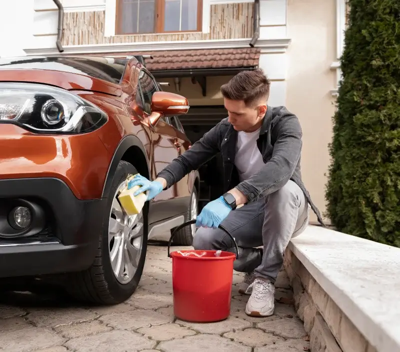 Lavage auto à domicile Saint-Michel-Chef-Chef : professionnel intervenant sur un véhicule